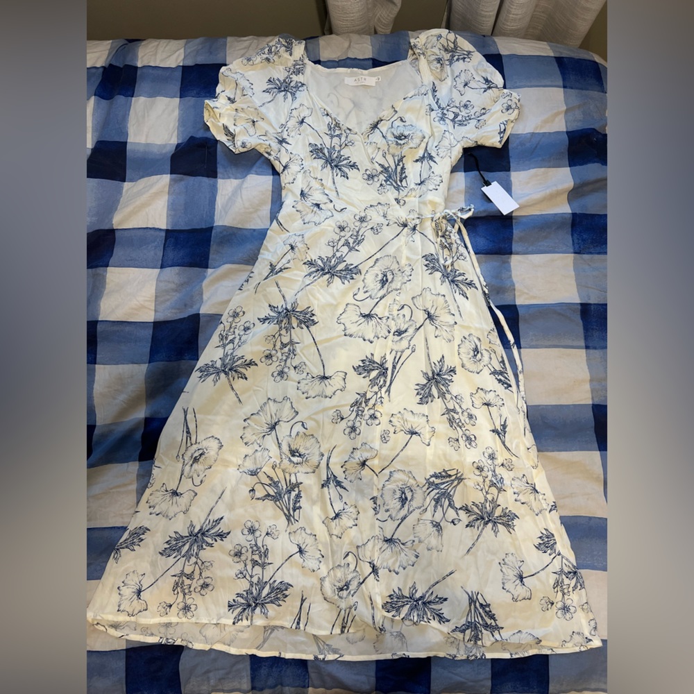 NWT ASTR the label blue and white floral wrap midi dress Sz L